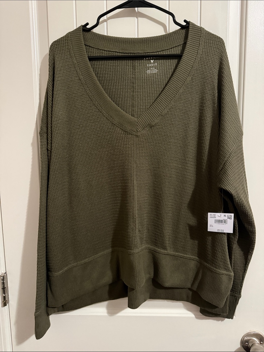 Super soft American Eagle Outfitters Olive V-Neck Waffle Knit Pullover Women’s L